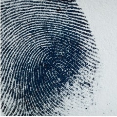 https://www.forensicscolleges.com/wp-content/uploads/2018/03/ink-fingerprint-on-paper-05-picture-id466004357-min.jpg