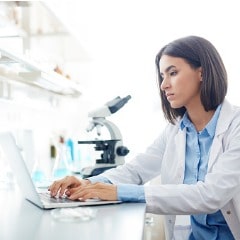 https://www.forensicscolleges.com/wp-content/uploads/2018/09/working-in-lab-picture-id631930990-1-min.jpg